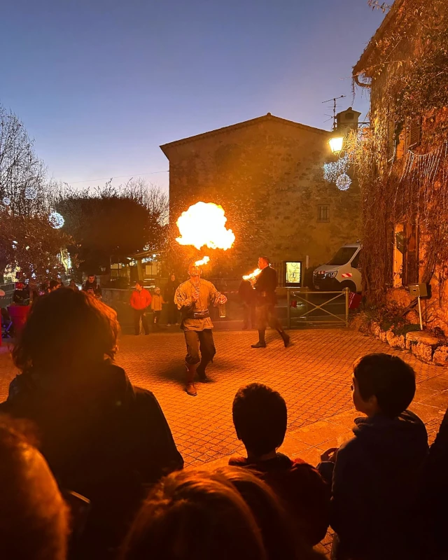 Duo de cracheurs de feu au crépuscule
