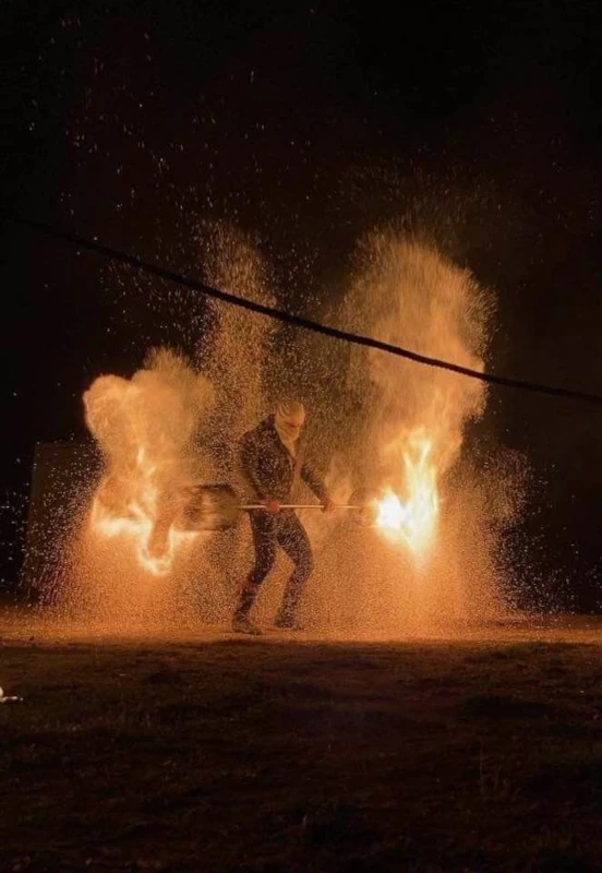 Spectacle de feu avec gerbes d'étincelles