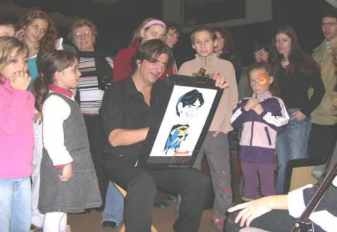 Caricaturiste dessinant devant un groupe d'enfants
