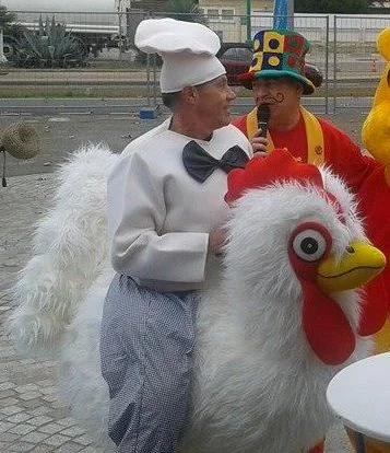 Mascotte de poule géante avec un chef costumé