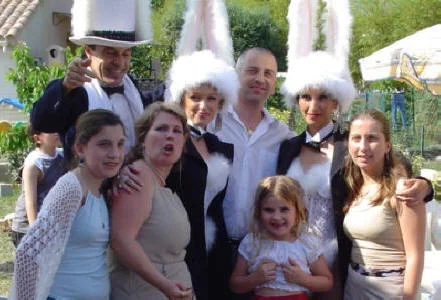 Hôtes et hôtesses en costume à oreilles de lapin lors d'une fête de famille
