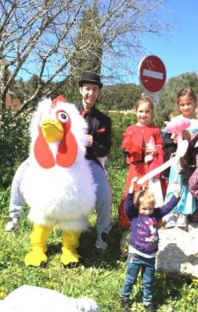 Mascotte de poule géante avec des enfants