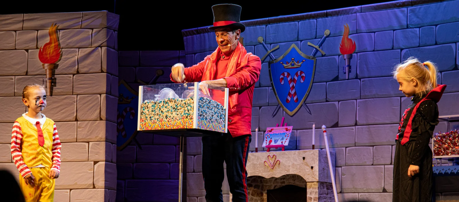 Magicien en spectacle de Noël devant un décor de château