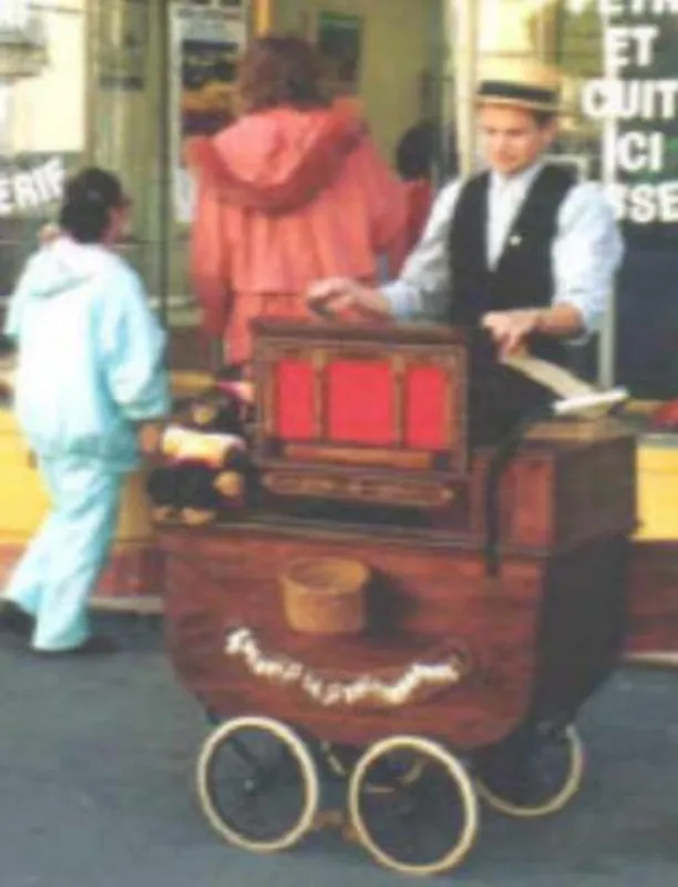 Henri et son orgue de barbarie en animation de rue