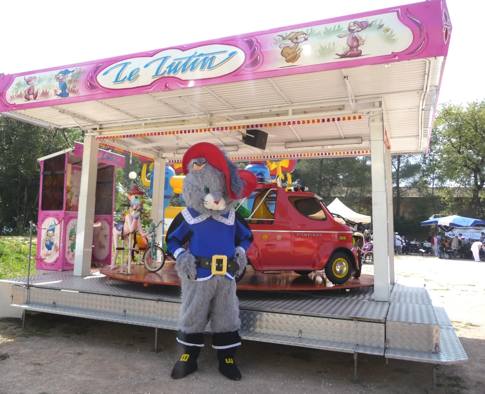 Manège « Le Lutin » avec mascotte à ses côtés