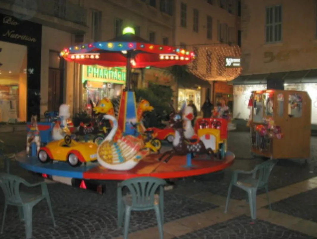 Manège installé en centre-ville, de nuit