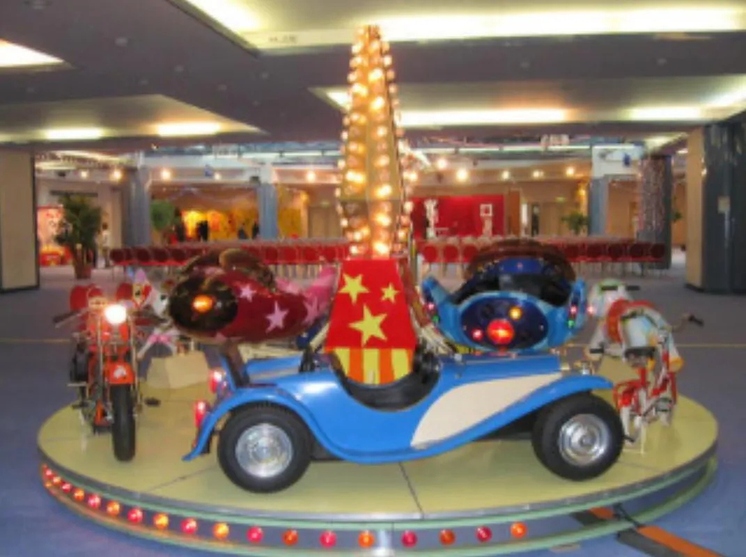 Manège avec avion et voiture, installation en salle