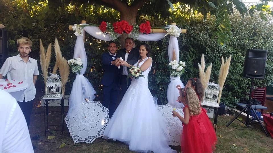 Cérémonie de mariage avec échange d'une colombe