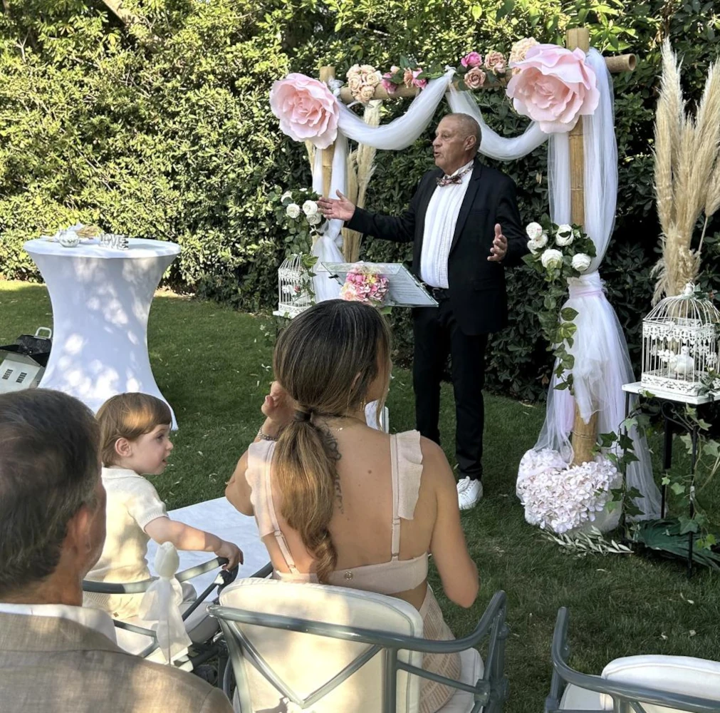 Officiant de cérémonie dans un jardin fleuri