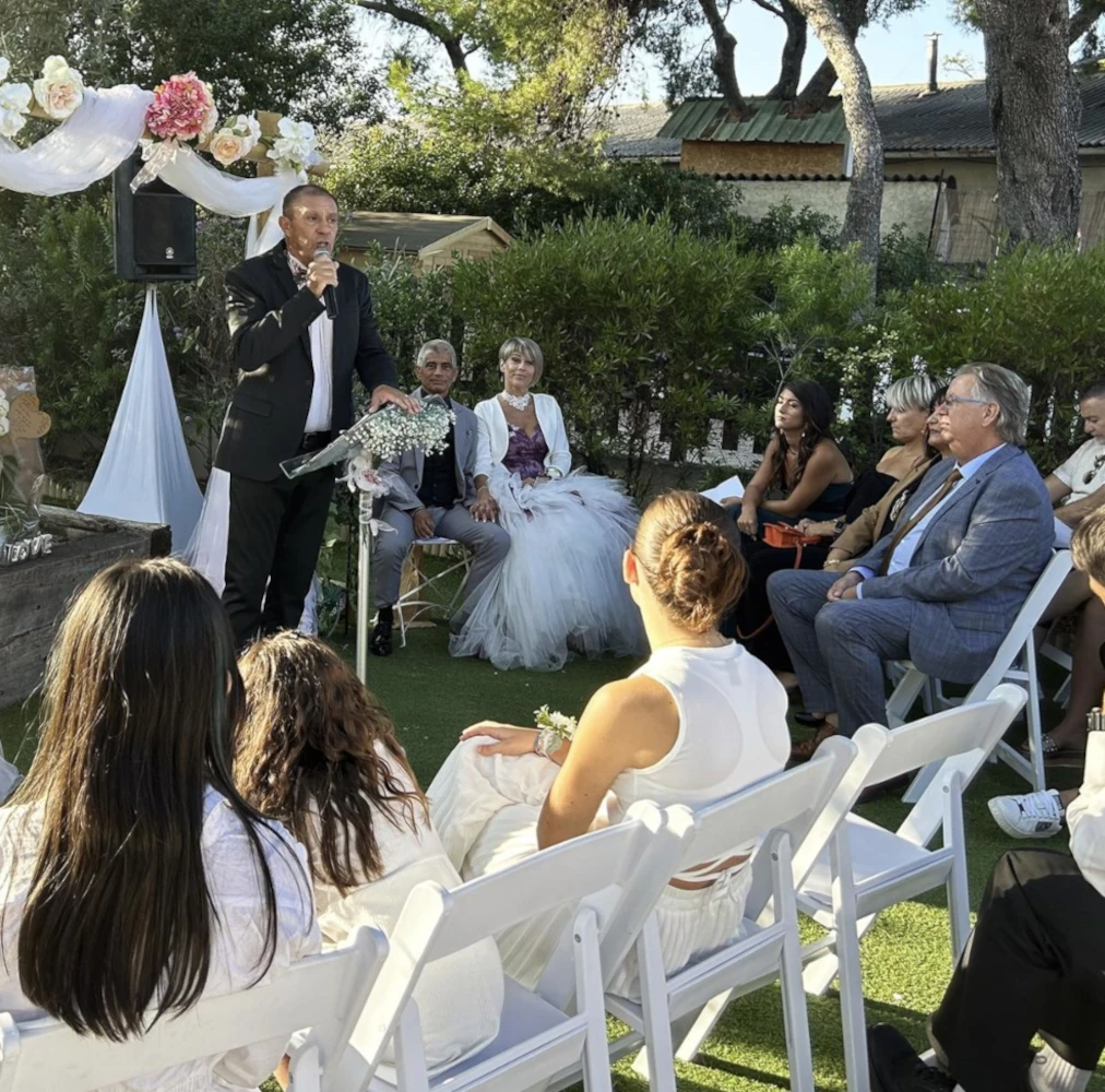Officiant de cérémonie laïque s'adressant aux invités