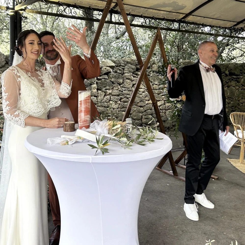 Mariés célébrant leur union autour d'une table haute