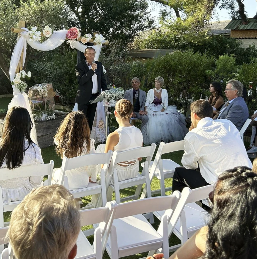 Officiant de cérémonie face aux mariés et aux invités