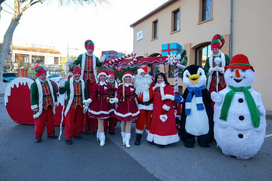 Père Noël, Mère Noël, lutins, pingouin et bonhomme de neige en groupe