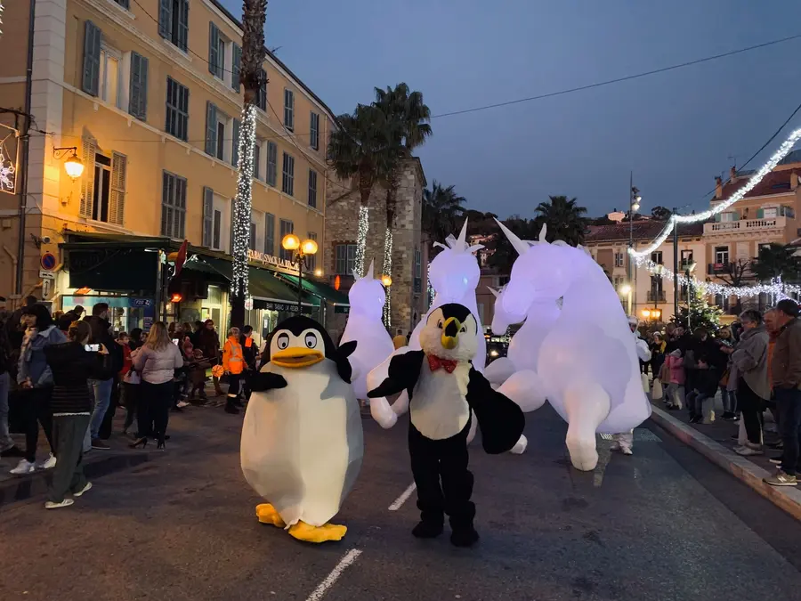 Pingouins et licornes lumineuses en parade de nuit