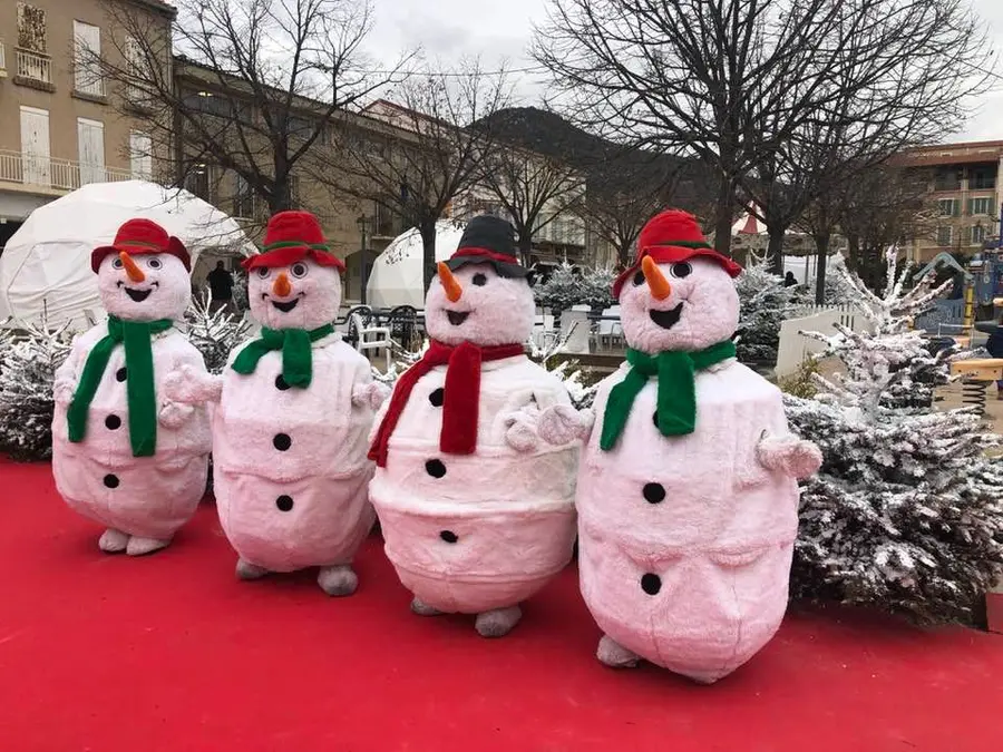 Quatre bonhommes de neige géants