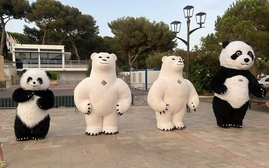 Mascottes de pandas et d'ours polaires