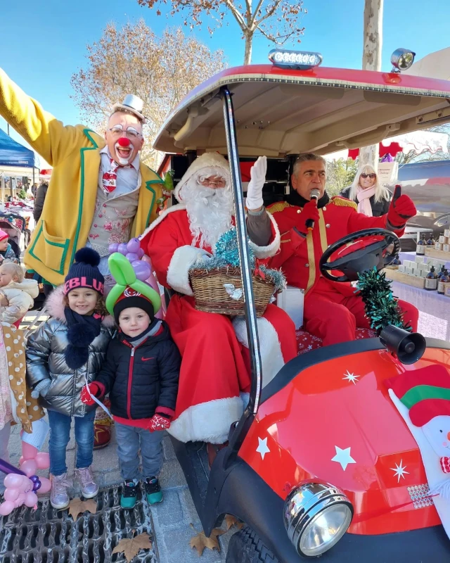 Père noël dans voiturette dans la rue