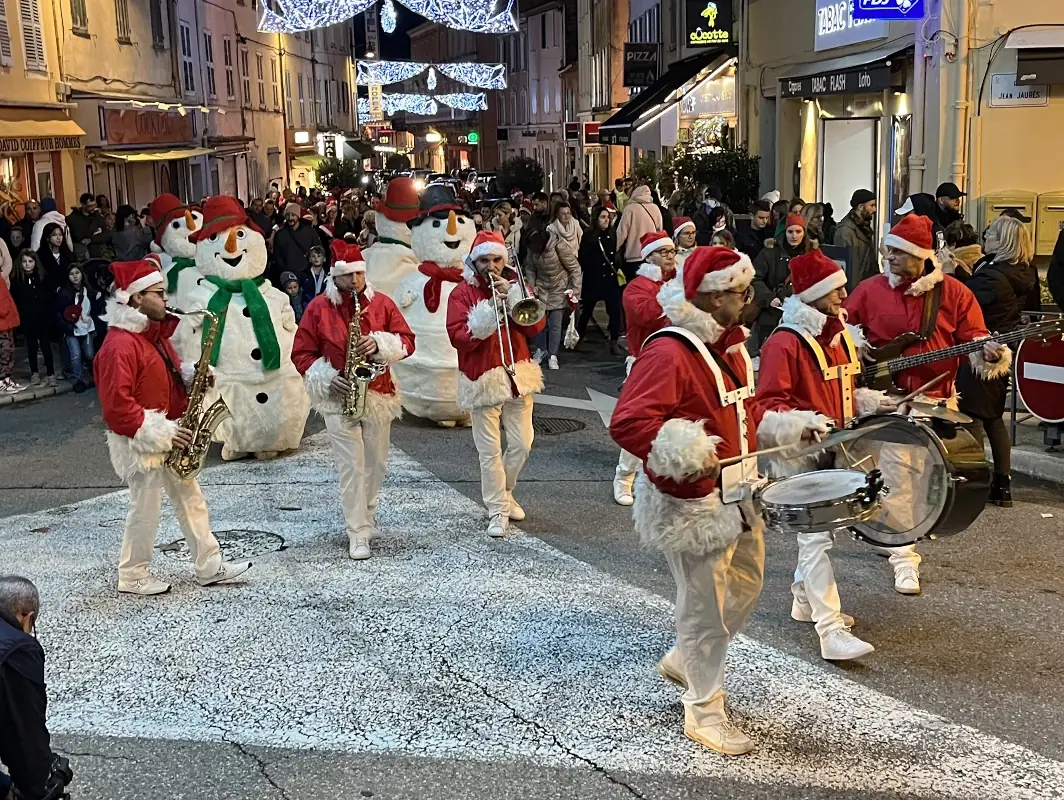 Fanfare de Noël en parade dans une rue provençale