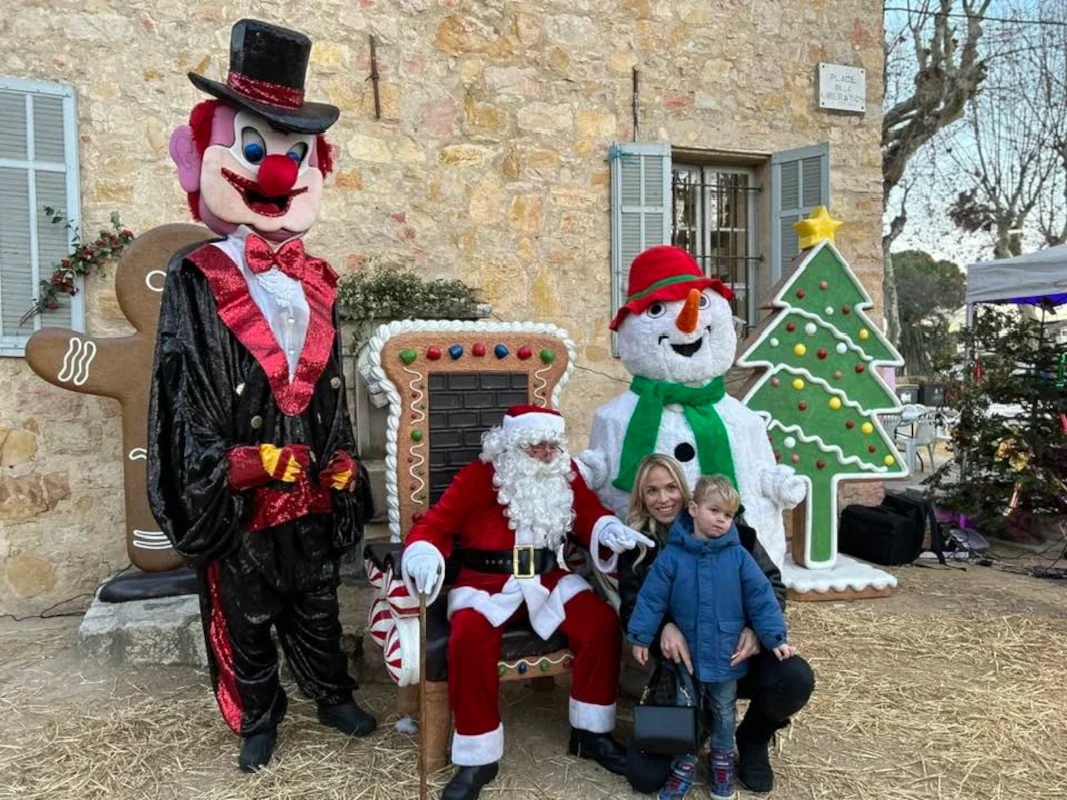Clown, Père Noël et bonhomme de neige, photo souvenir dans un village
