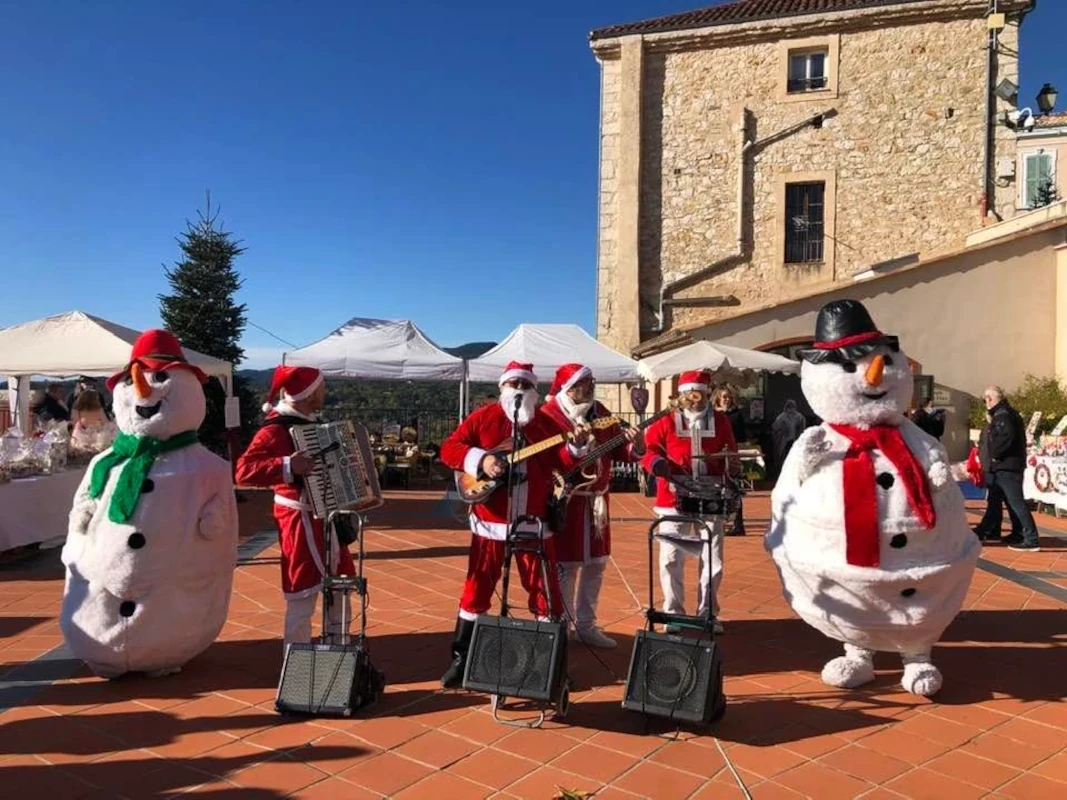 Bonhommes de neige et fanfare de Noël sur une place publique