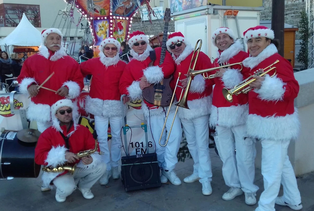 Fanfare de Noël en costumes rouge et blanc, marché de Noël