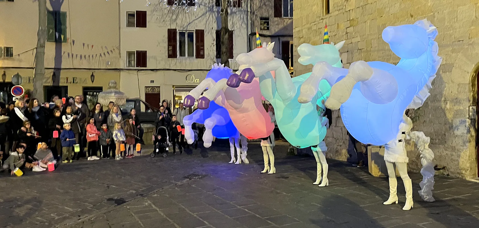 Licornes lumineuses géantes en déambulation dans une rue