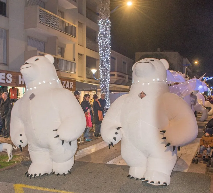 Mascottes ours polaires lumineuses en parade de rue