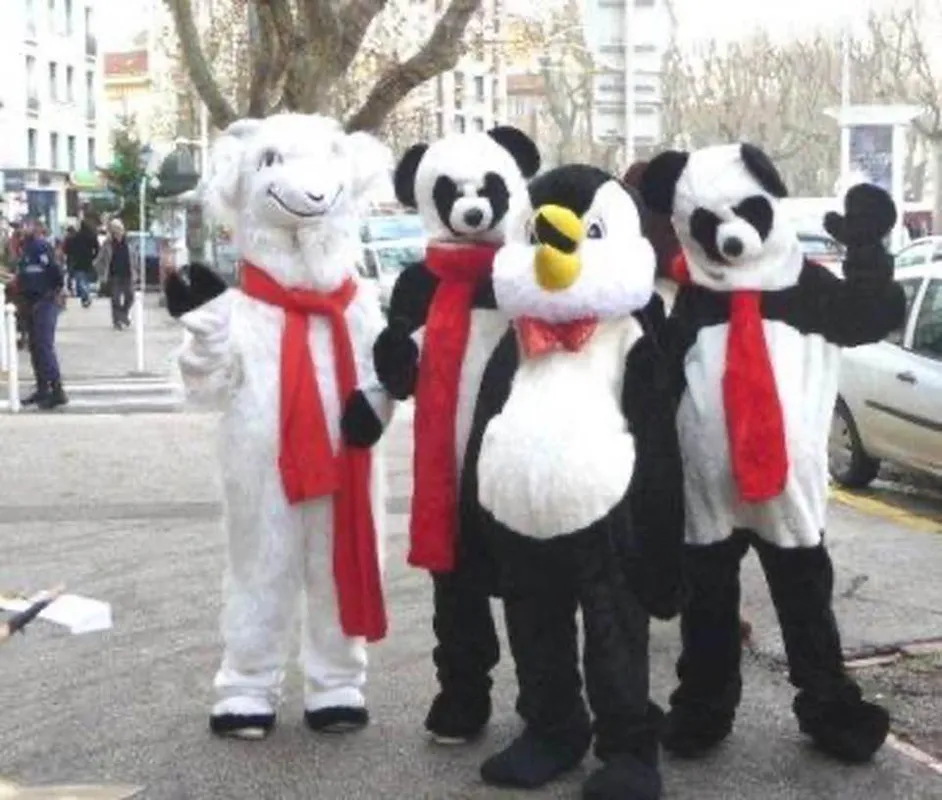 Peluches géantes ours, pandas et pingouin en écharpes rouges