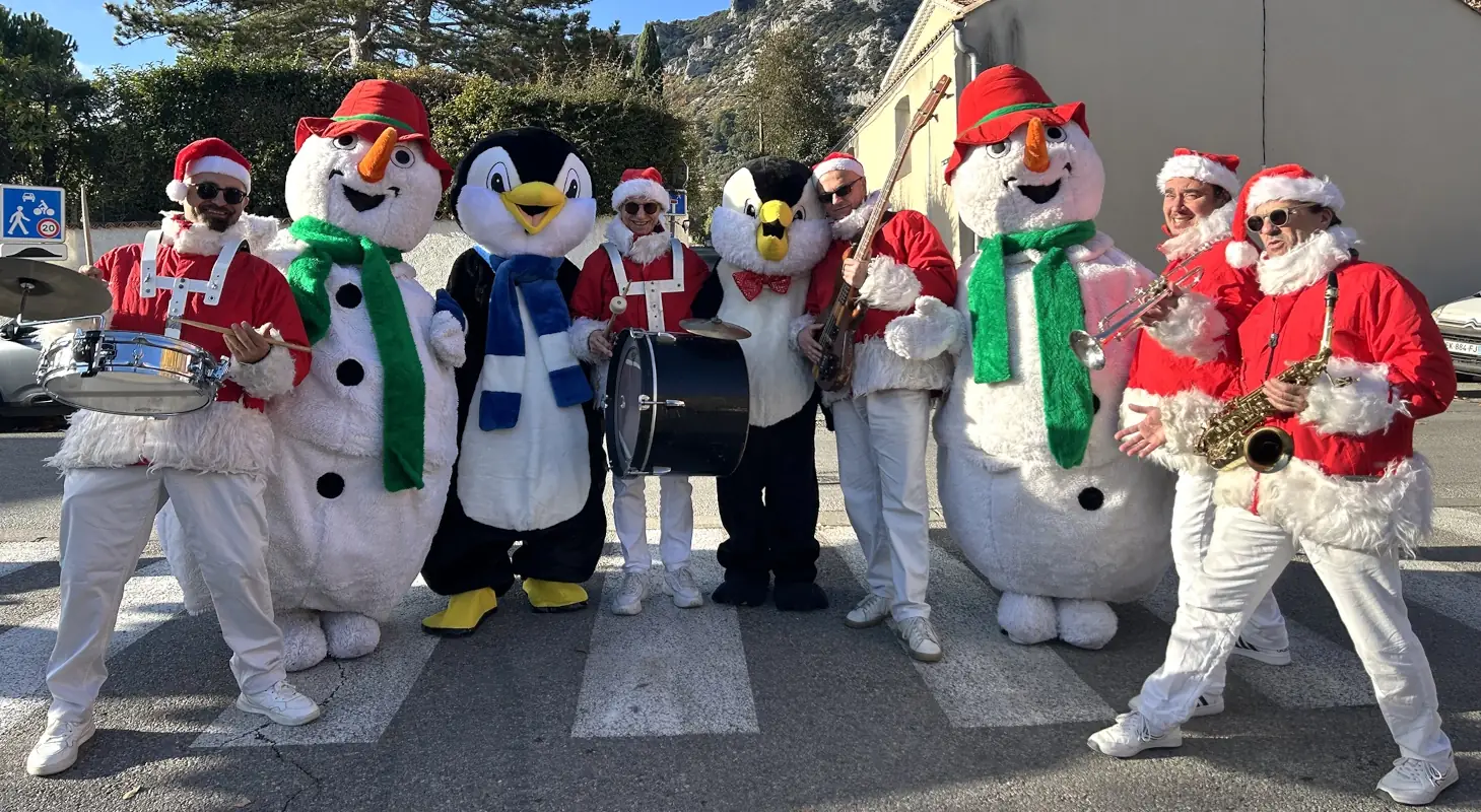 Fanfare de Noël avec mascottes bonhommes de neige et pingouin