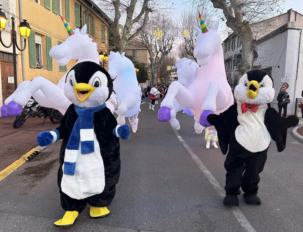 Mascottes pingouins et licornes lumineuses en parade