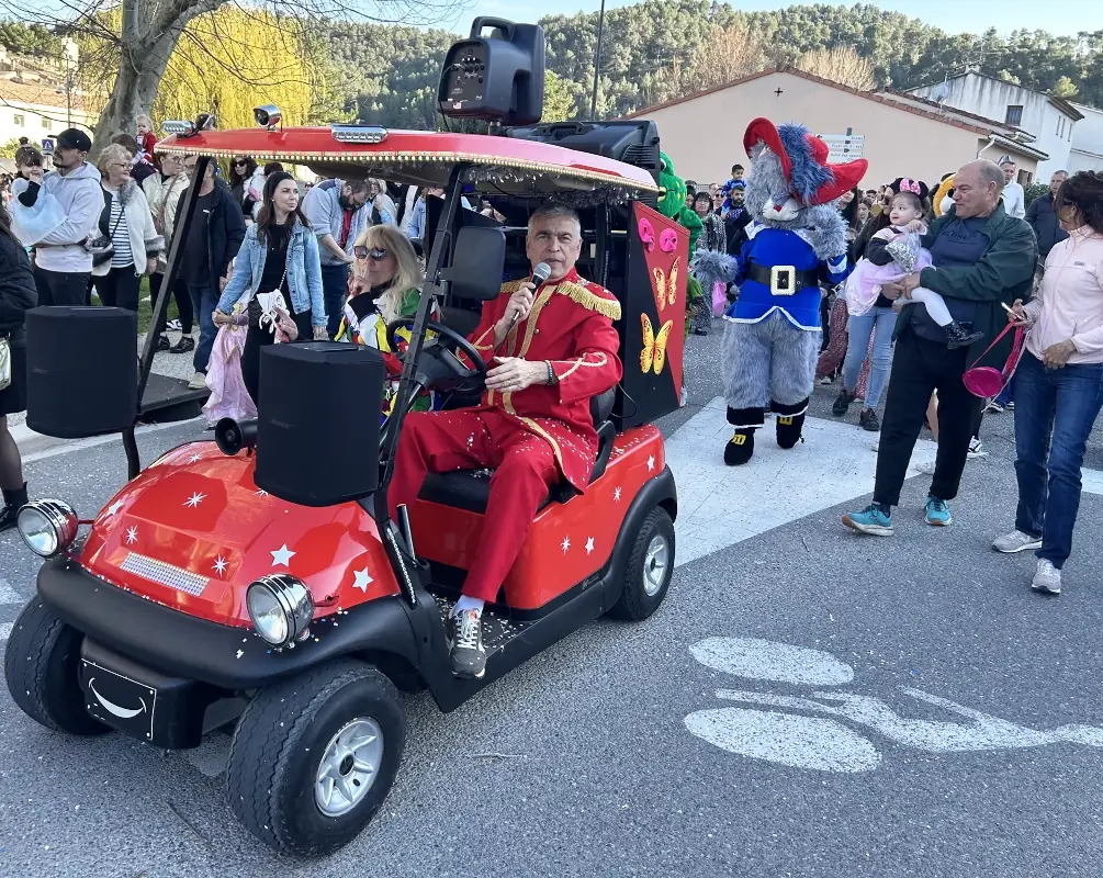 Voiturette sonorisée en parade