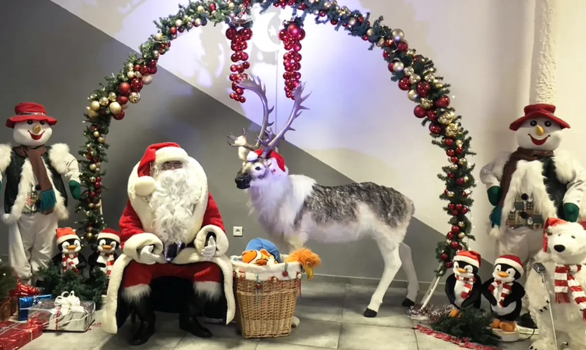 Le Père Noël en personne, prêt pour une visite