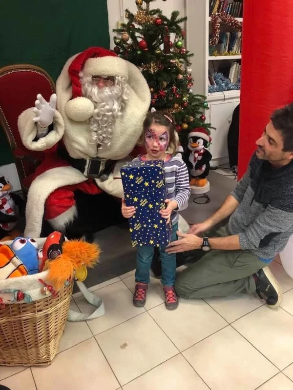 Père Noël offrant un cadeau à une petite fille