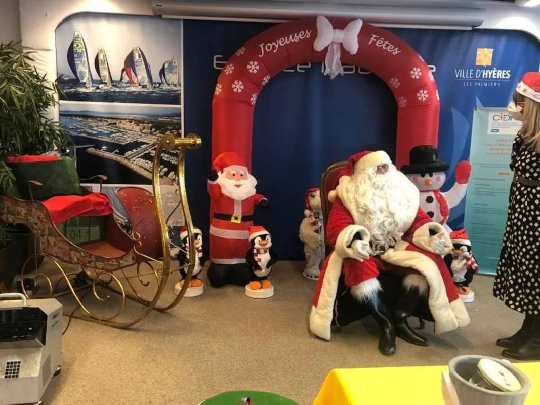 Père Noël avec un renne lors d'un événement à Hyères