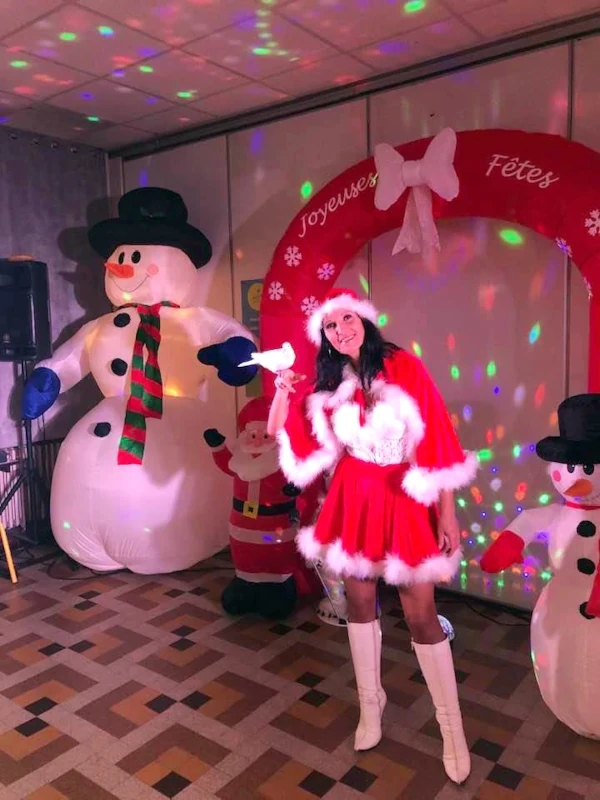 Mère Noël avec une colombe, décor de fête lumineux