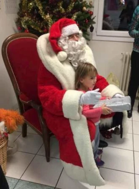 Père Noël avec une petite fille, moment de complicité