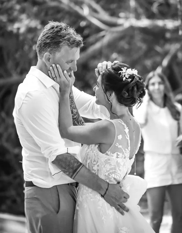Photo de mariage en noir et blanc : les mariés enlacés