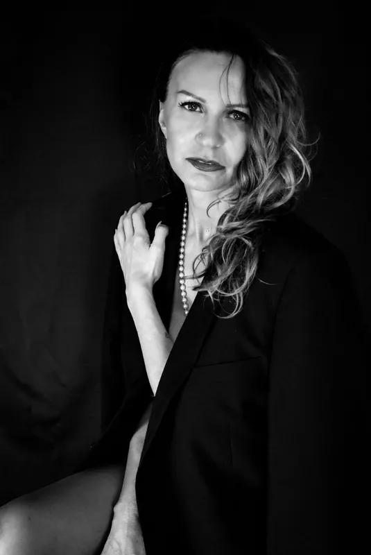 Portrait en noir et blanc sur fond sombre