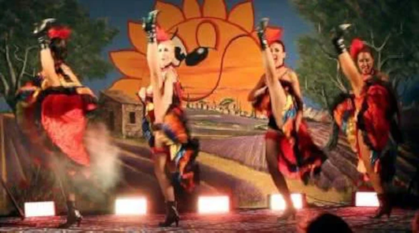 Danseuses de cancan en costumes colorés devant un décor provençal