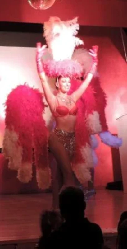 Danseuse de revue avec un éventail de plumes