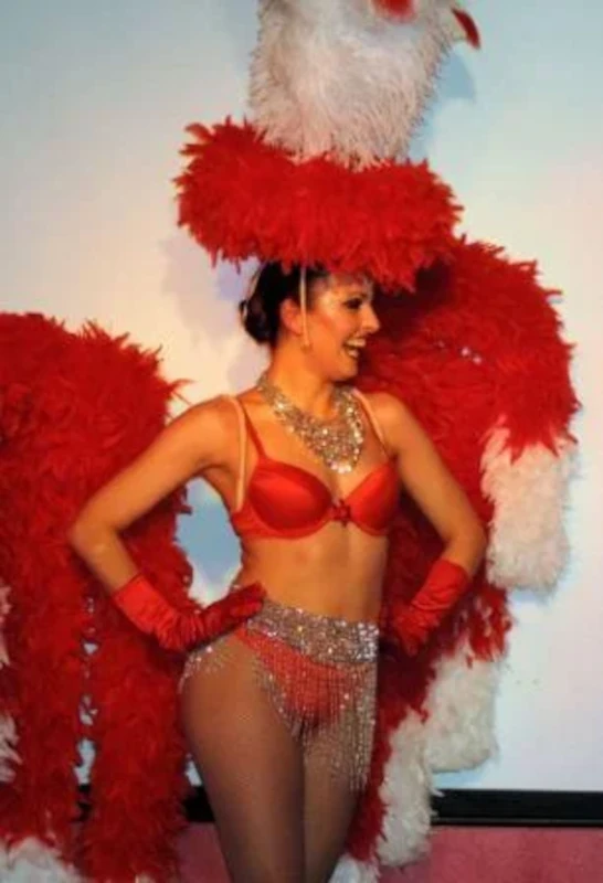 Danseuse de cabaret en costume à plumes rouge