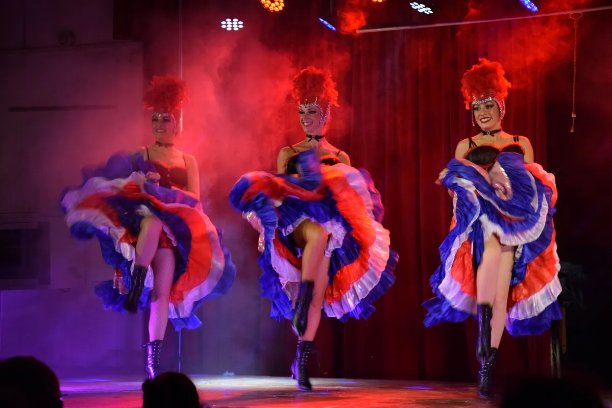 Revue de danseuses de french cancan, costumes bleu blanc rouge