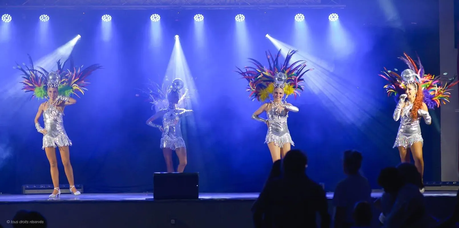 Revue de danseuses, costumes violets façon disco