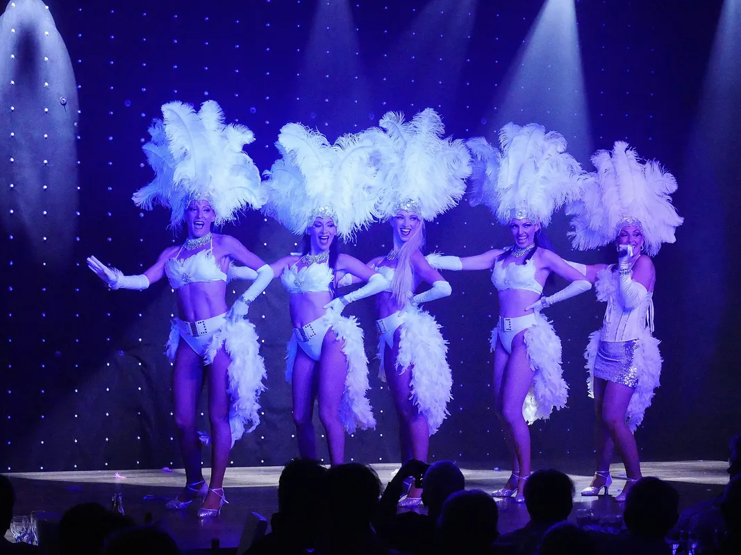 Revue de danseuses en costumes de plumes blanches