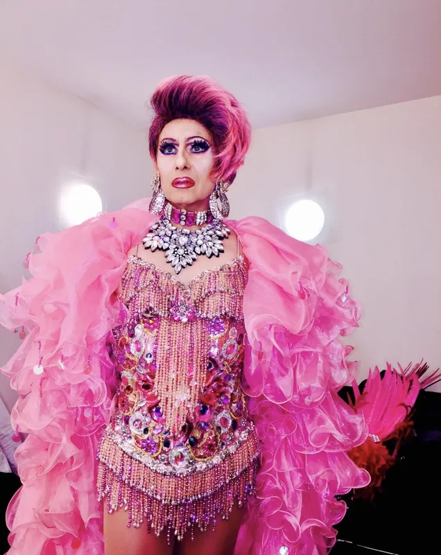Transformiste, portrait en robe rose à strass