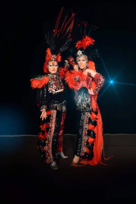 Duo de transformistes en costumes rouge et noir
