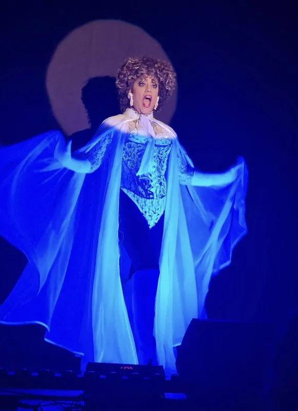 Transformiste en cape bleue lumineuse