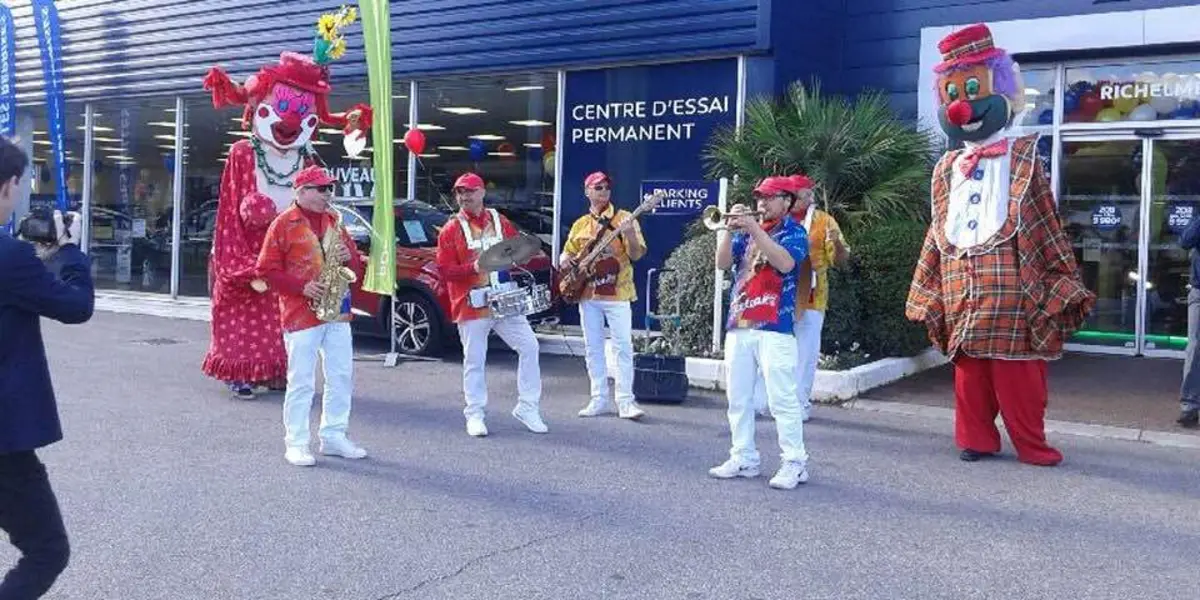 Géants échassiers en parade lors d'un événement