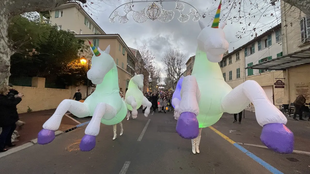 Licornes lumineuses en parade de Noël dans une rue provençale