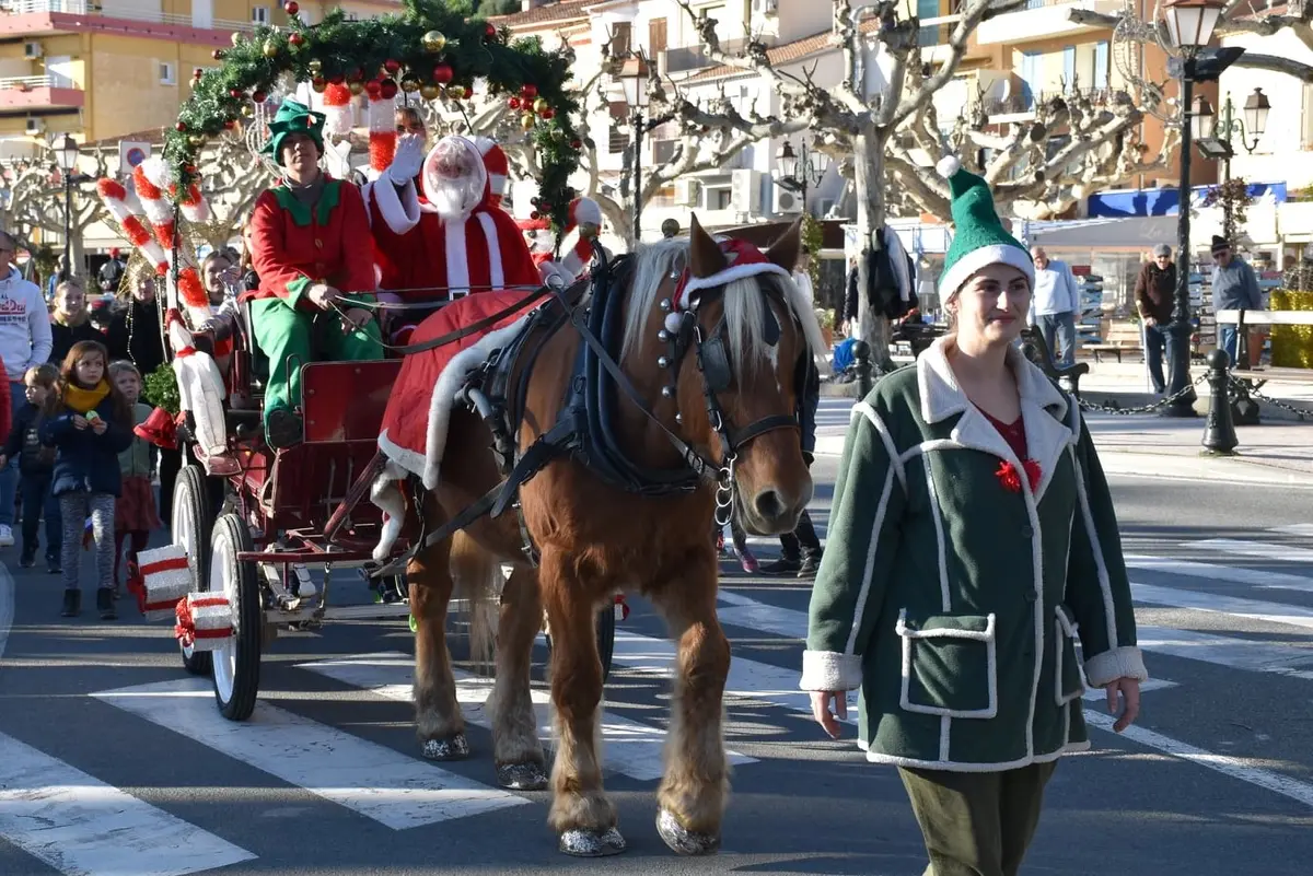 Père Noël en calèche tirée par un cheval, animation de rue à Noël